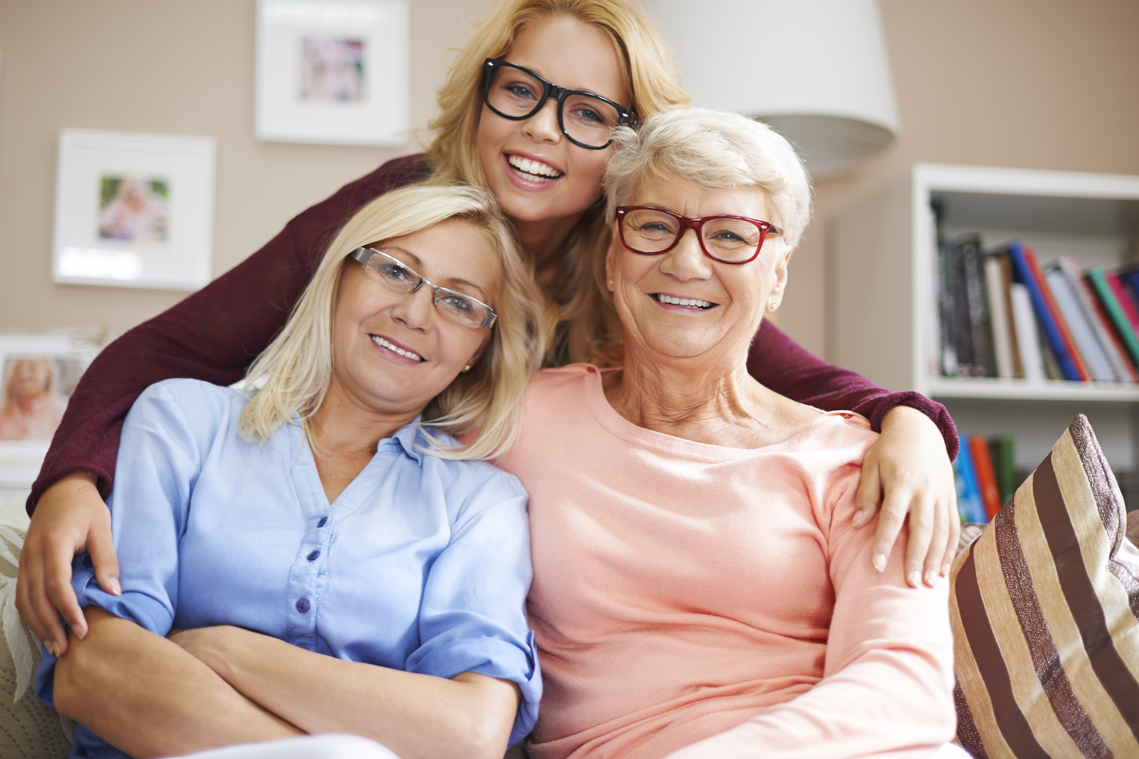 5 качеств мамы. Семья в очках. Семья в очках для зрения. Пенсионер в очках для зрения. Несколько поколений женщин.
